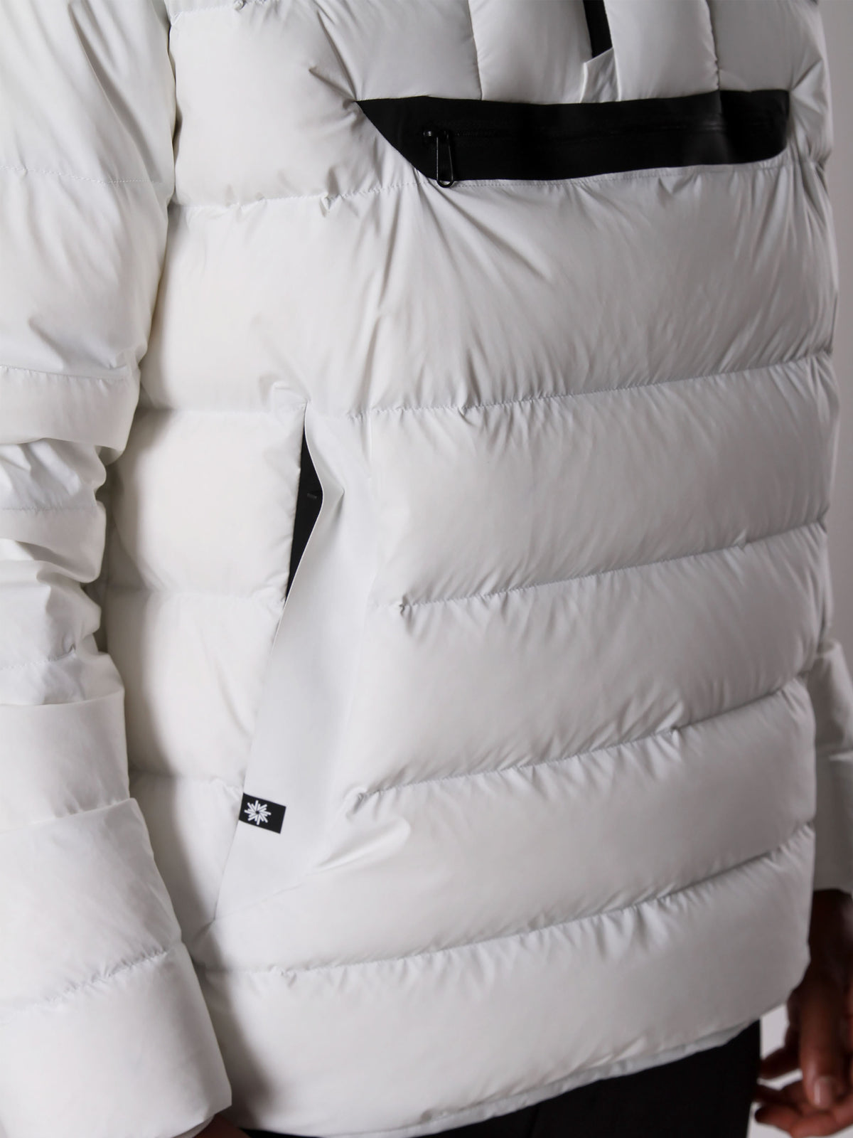 #renk_subtle white
